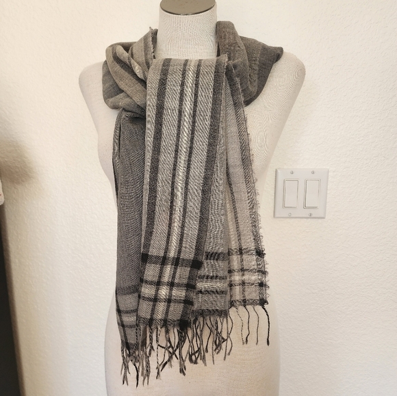 Gray Plaid Print Scarf - Picture 5 of 6